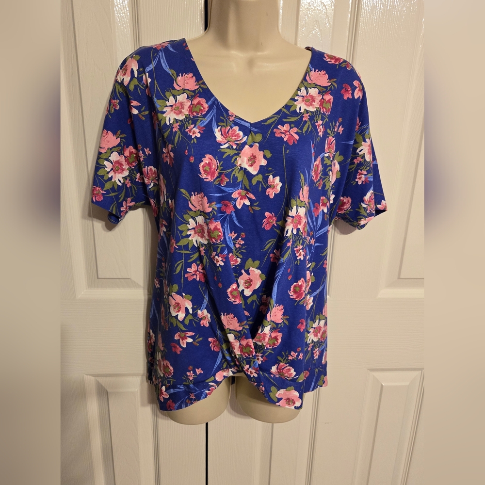 L2010 CW Classics brand blouse.  Classic Blue Floral Women's Blouse